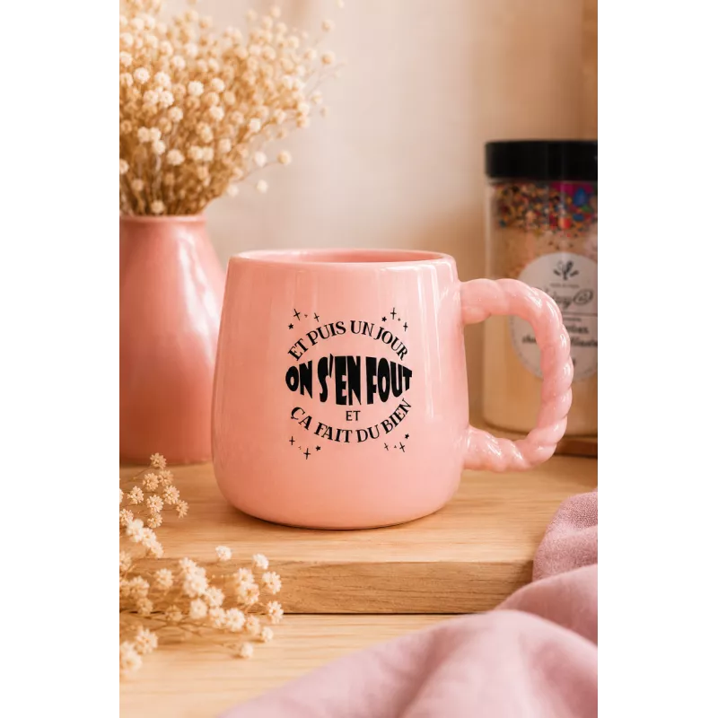 Tasse message rose – « Et puis un jour on s’en fout et ça fait du bien » Tasse message rose – « Et puis un jour on s’en fout et ça fait du bien »