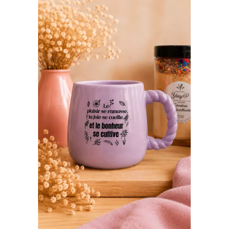 Tasse violette – « Le plaisir se ramasse, la joie se cueille et le bonheur se cultive » Tasse violette – « Le plaisir se ramasse, la joie se cueille et le bonheur se cultive »