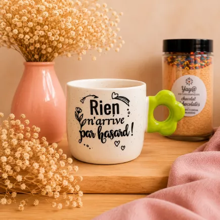 Tasse fleuri « Rien n'arrive par hasard ! »