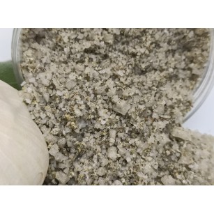 Gros sel gris naturel aromatisé à la sauge et à l'ail.